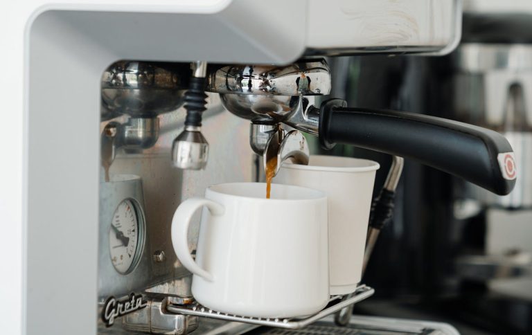 Hoe gewone koffie maken met espressomachine