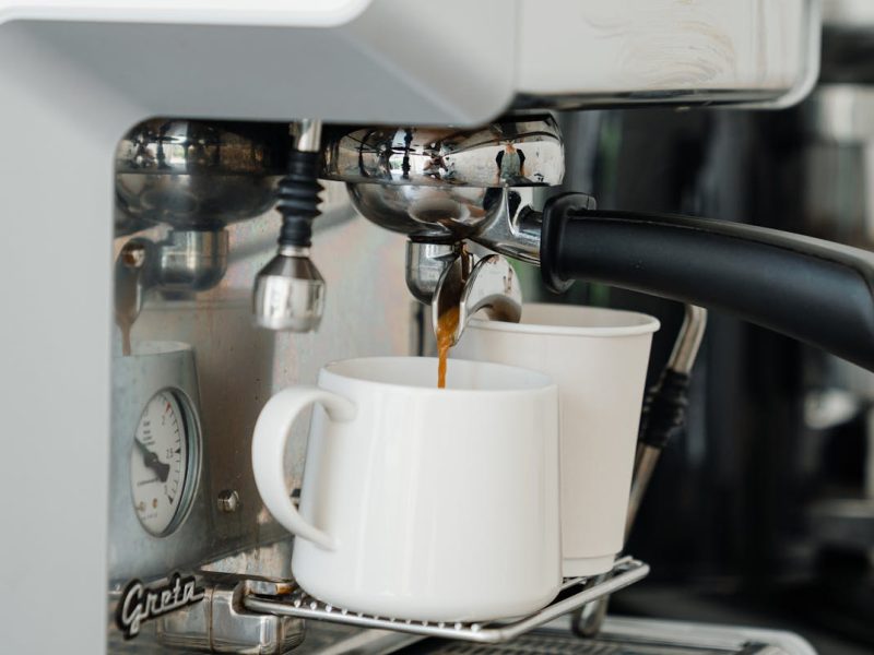 Hoe gewone koffie maken met espressomachine
