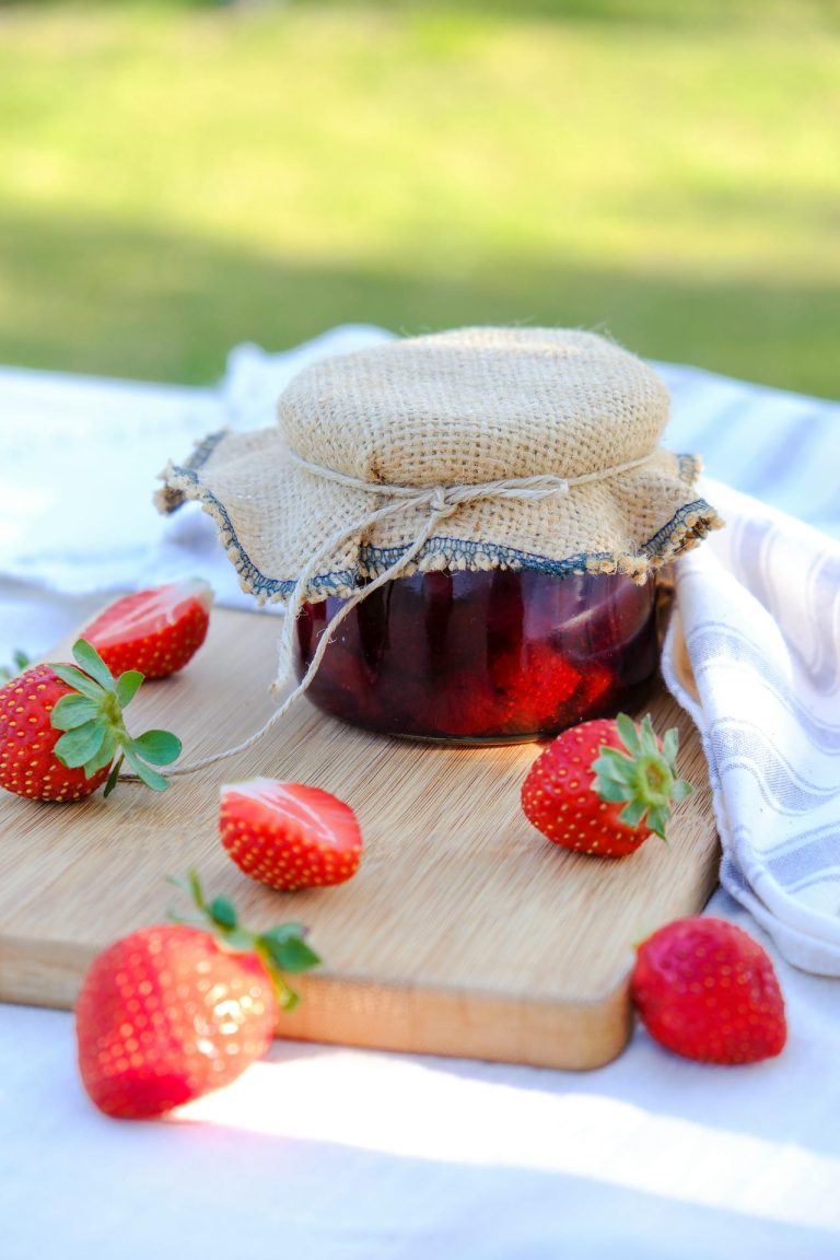 Aardbeien kruisbessenjam maken
