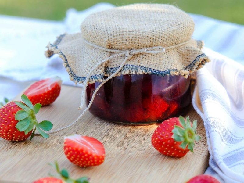 Aardbeien kruisbessenjam maken