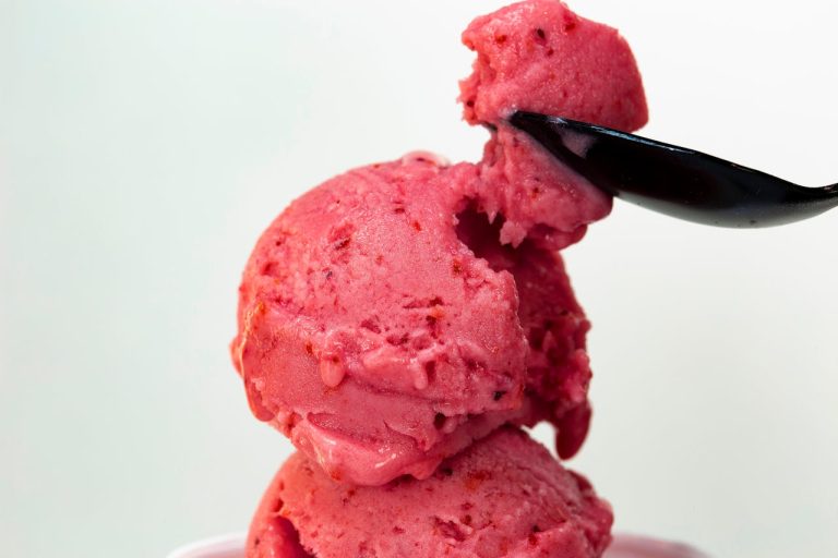 Aardbeienijs maken met gecondenseerde melk