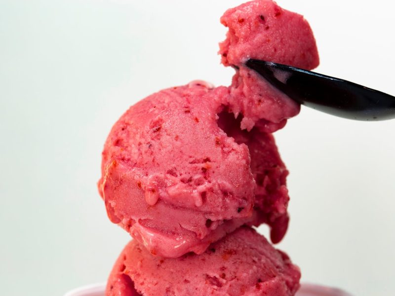 Aardbeienijs maken met gecondenseerde melk