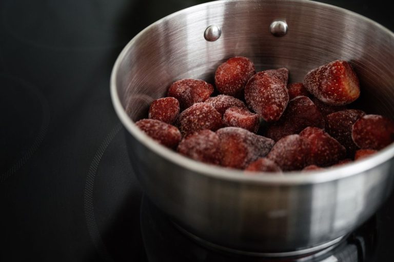 Aardbeiensaus maken van diepvries aardbeien