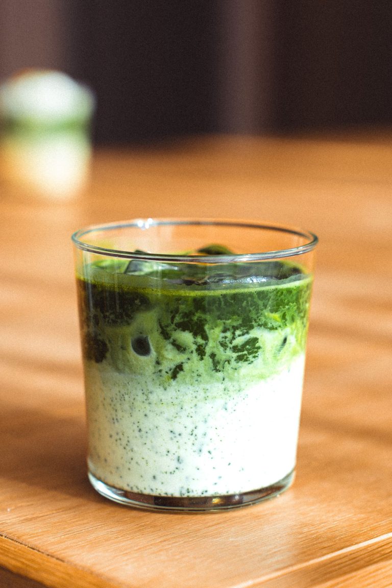 Iced matcha latte maken
