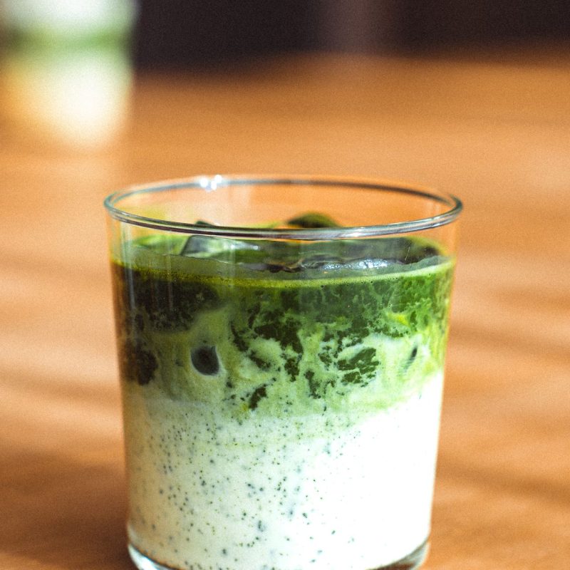 Iced matcha latte maken