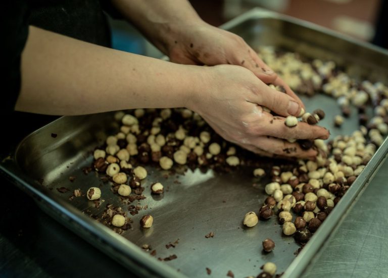 Hoe noten roosteren in de oven