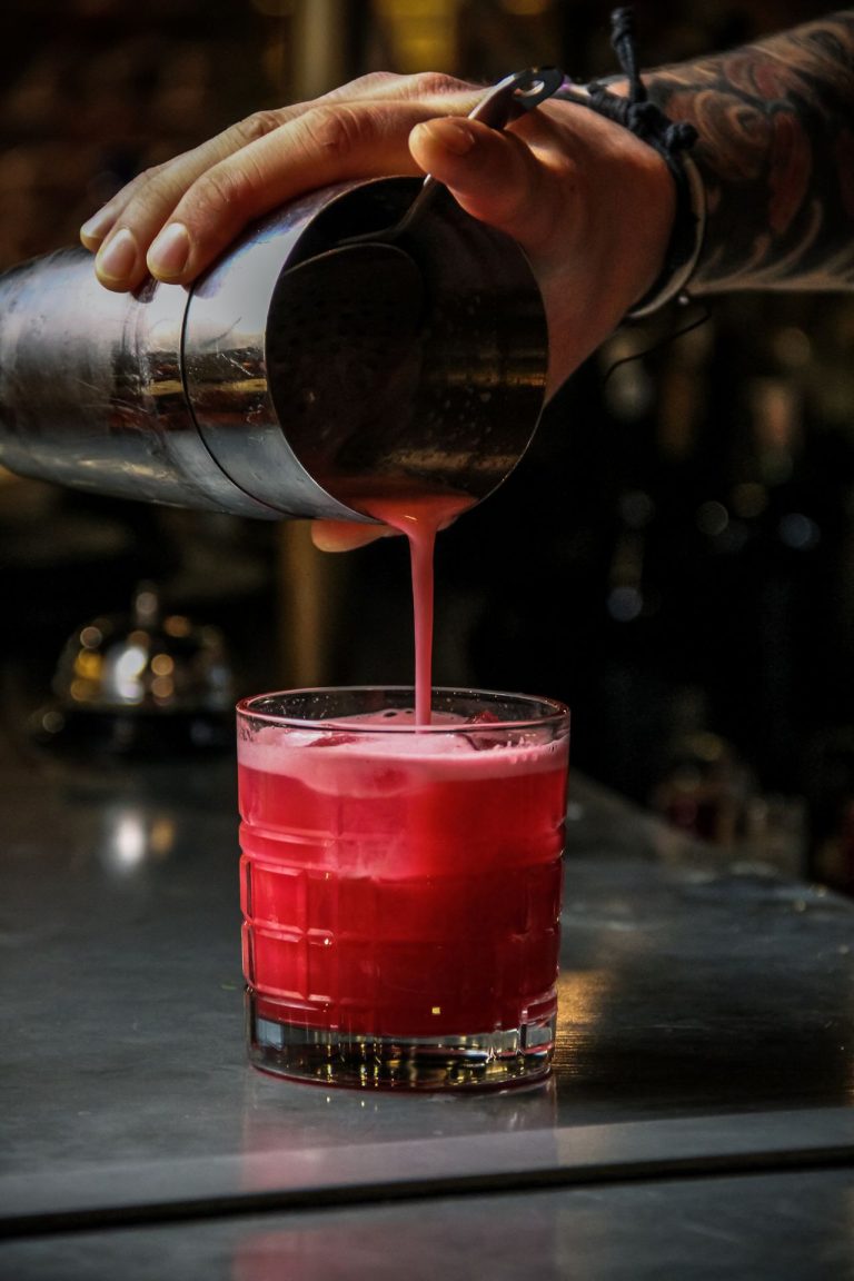 Cosmopolitan mocktail maken