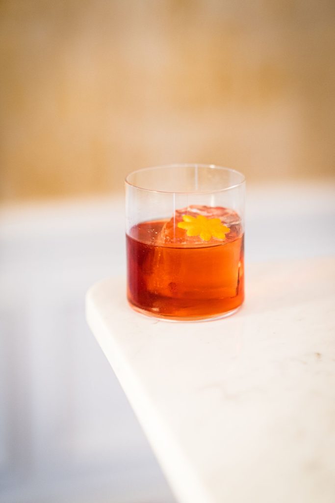 Negroni mocktail maken