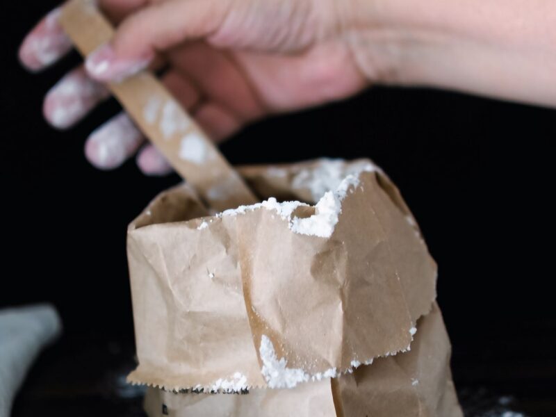 Oliebollen opwarmen in papieren zak