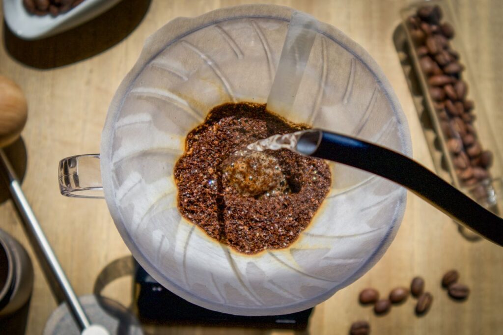 Wat is coffee bloom en waarom laat je koffie eerst opbloeien