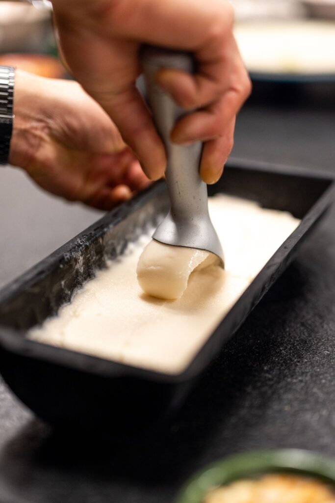 Lactosevrij ijs zelf maken: ijs scheppen uit een bakje