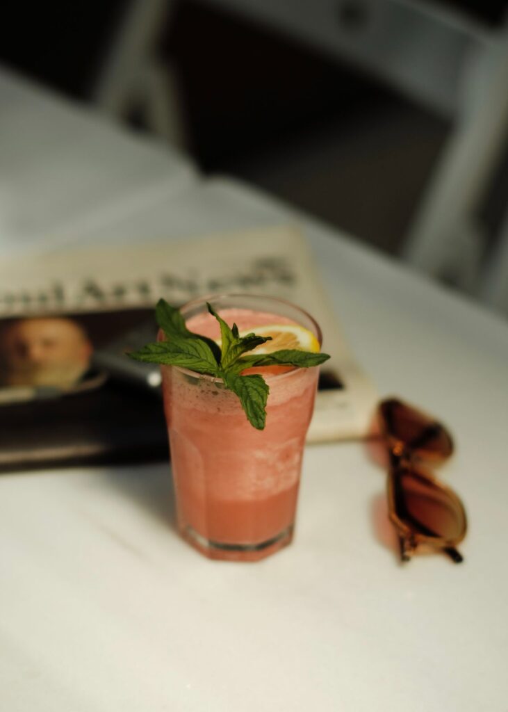 Roze mocktail maken: glas met munt en citroen