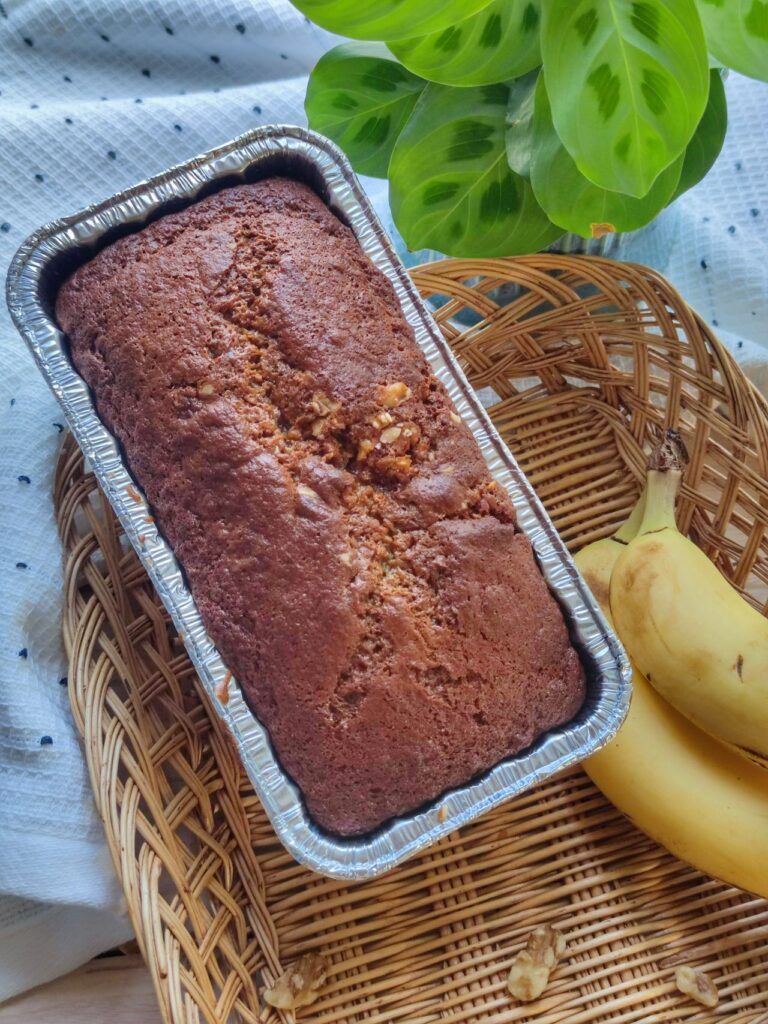 Bananenbrot gut einfrieren: frisch gebackenes Bananenbrot in einer Dose