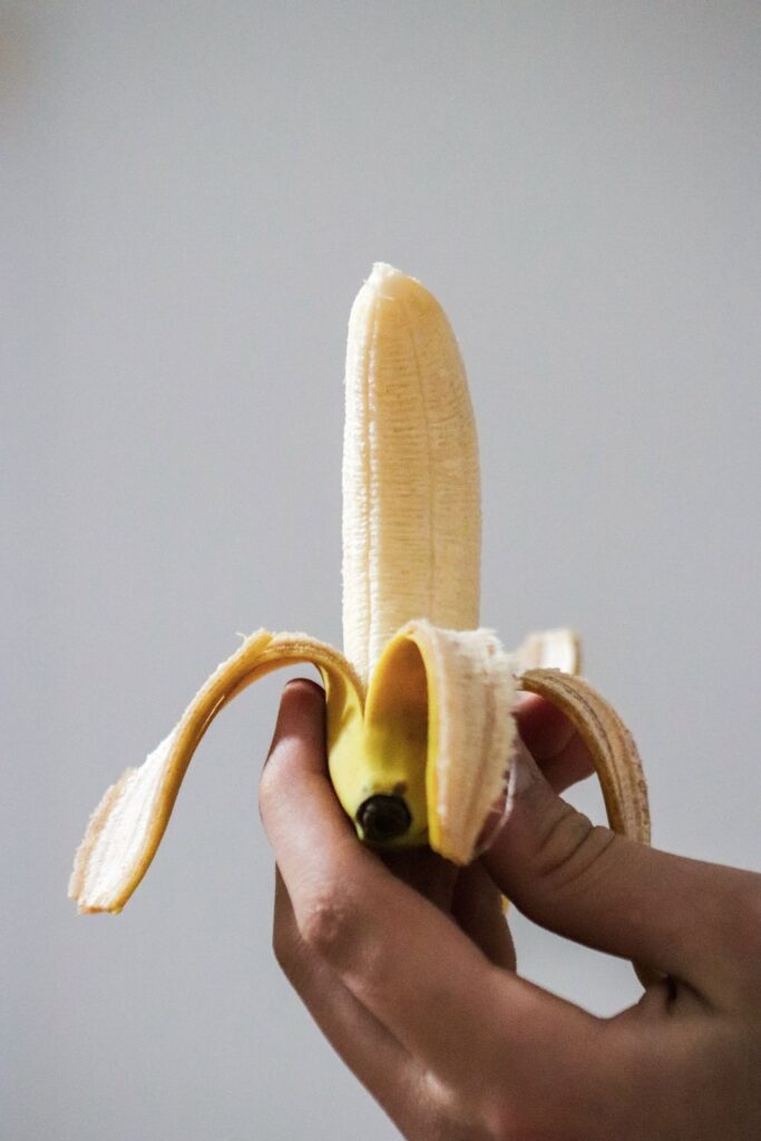 Bananenmarmelade selber machen: eine geschälte Banane