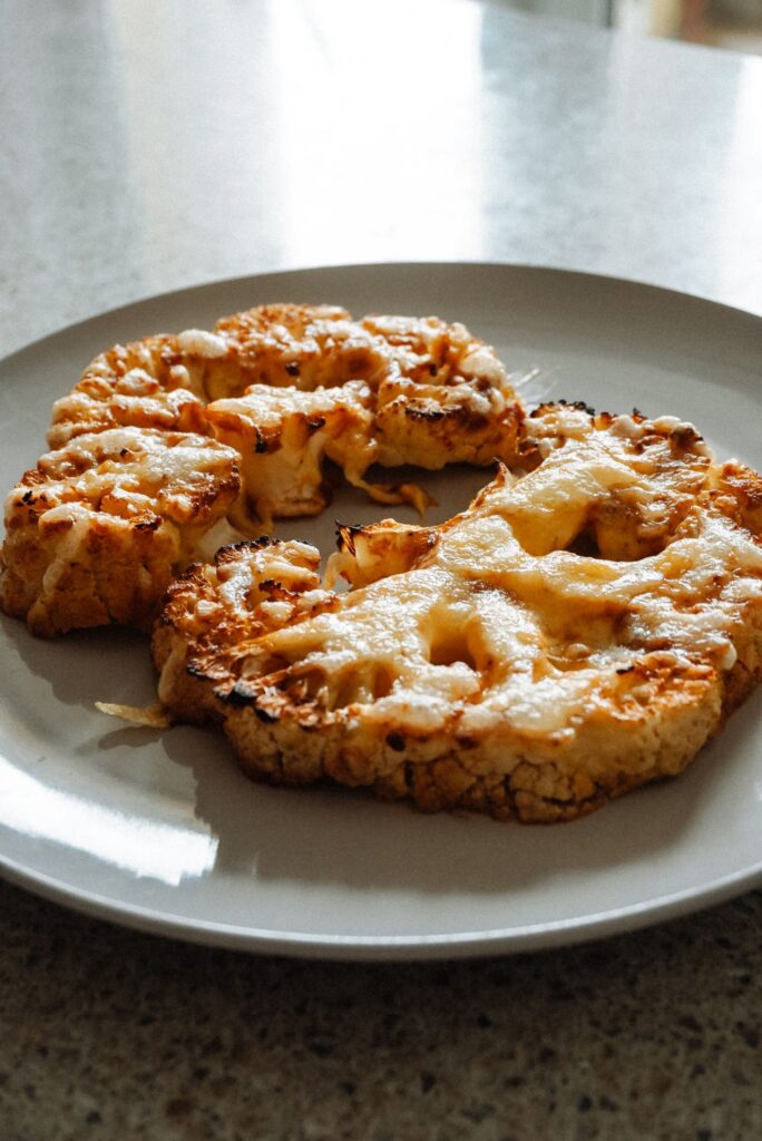 Blumenkohlpizza richtig einfrieren: gebackener Blumenkohl mit geschmolzenem Käse