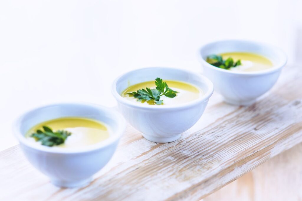 Brühe selber einkochen: Suppe in drei weißen Schälchen