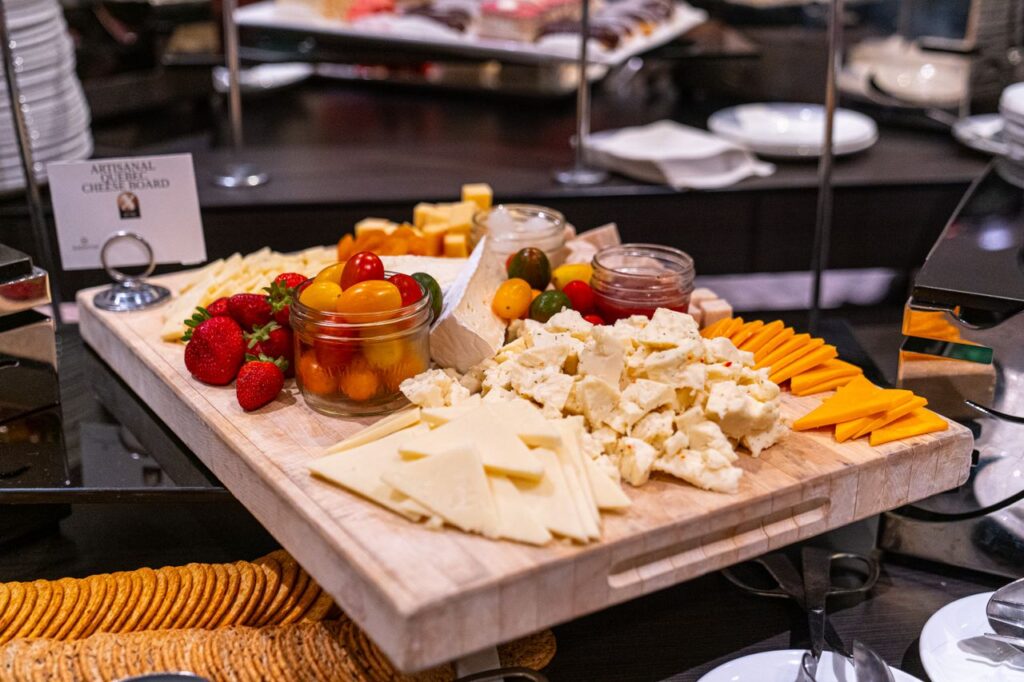 Chutney zu Käse servieren: Käseplatte mit Gläschen