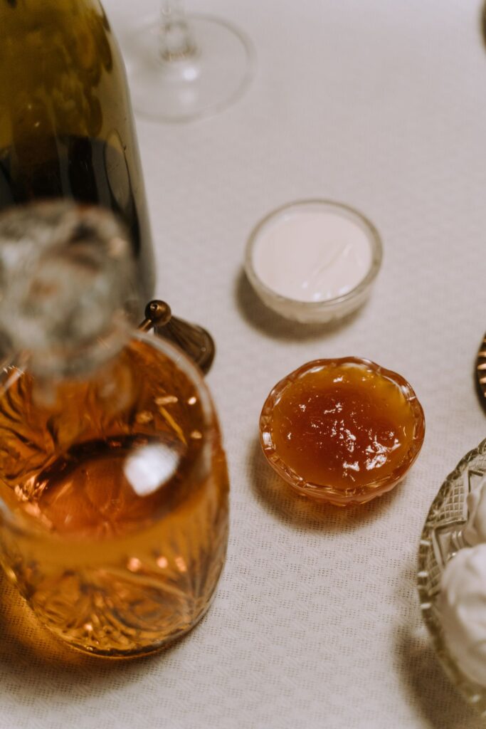 Englische Marmelade selber machen: Schälchen Marmelade neben einer Karaffe