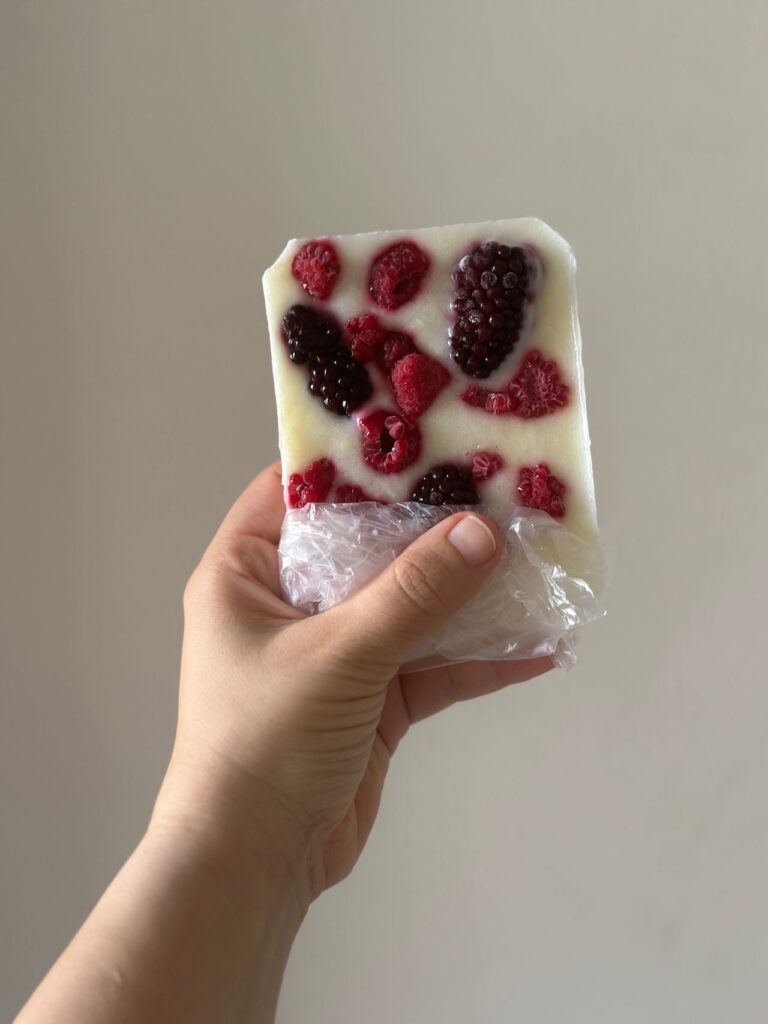 Erdbeereis selber machen: gefrorener Joghurtriegel mit Himbeeren und Brombeeren