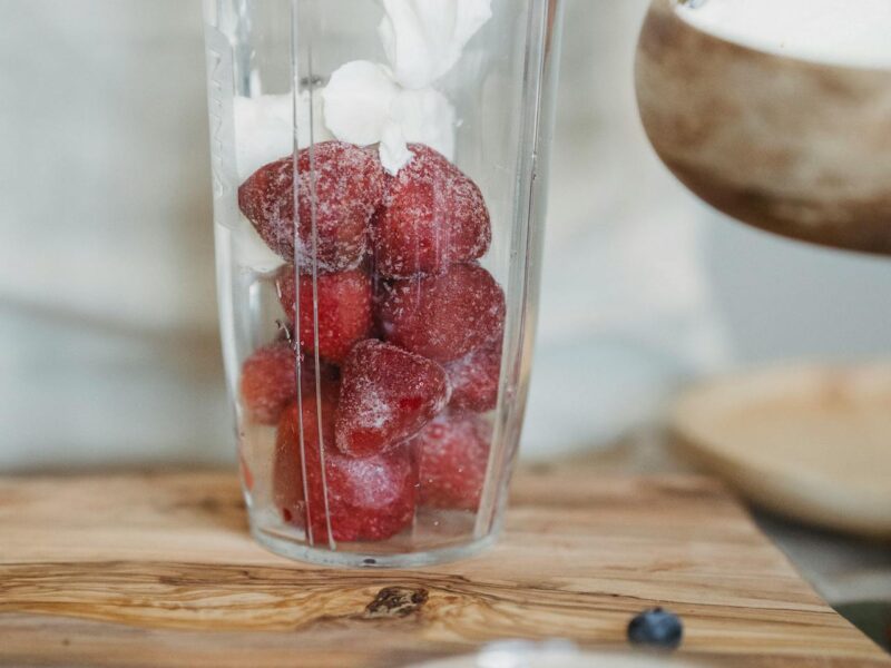 Gefrorenes Obst im Mixer