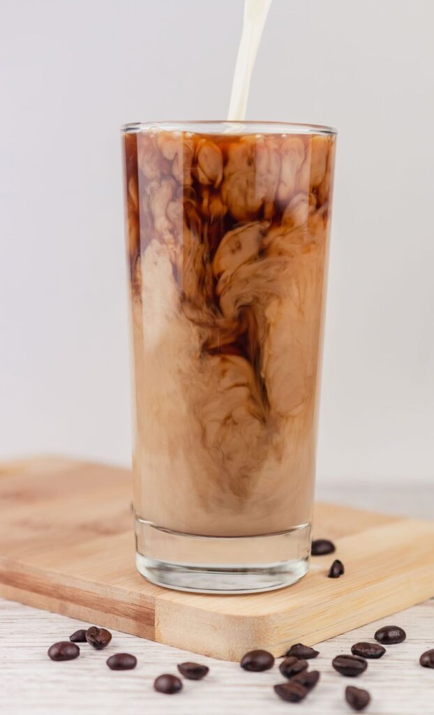 Koffie verkeerd selbst gemacht: Milch in den Kaffee gießen