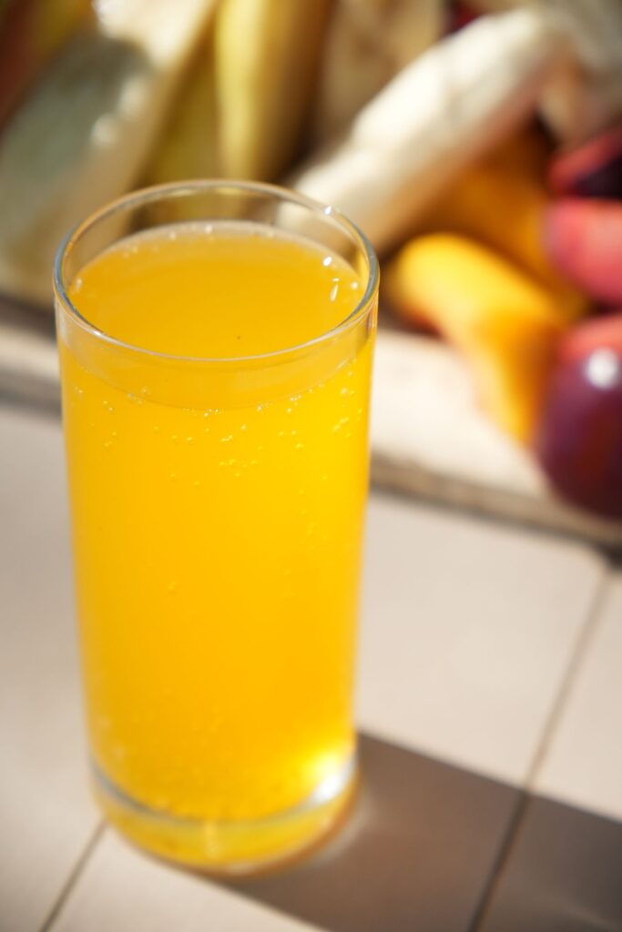 Passionsfruchtsaft selber machen: Glas mit gelbem Saft