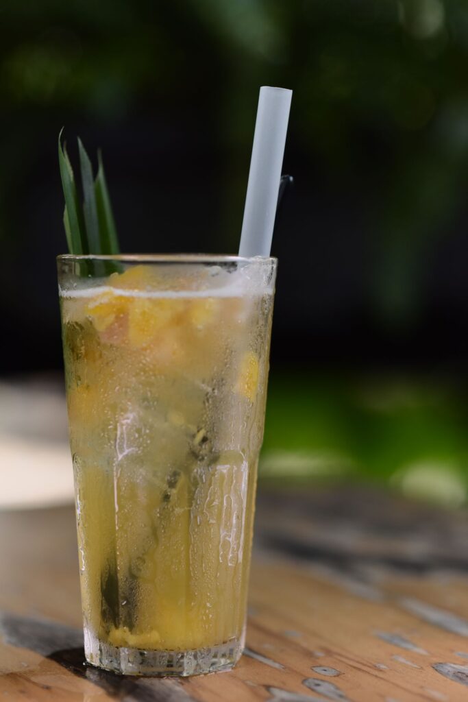 Tepache selber machen: gekühltes Glas mit Fruchtstücken, Eis und Strohhalm