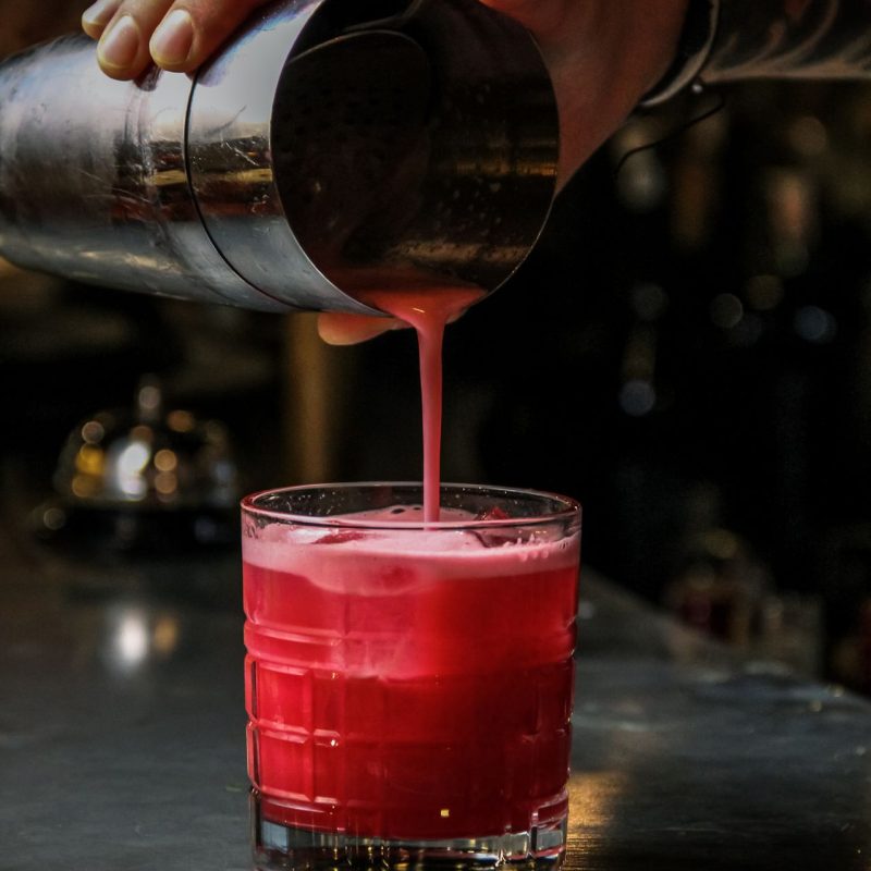 Cosmopolitan mocktail maken