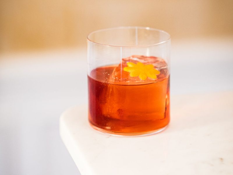 Negroni mocktail maken